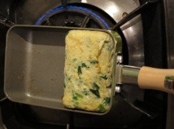 step2: 不過後來我買到一人份得玉子燒鍋.可做一顆蛋量的︿︿