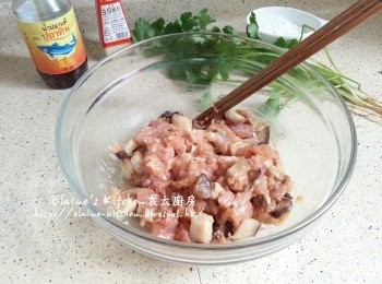 step5: 再加入冬菇粒拌勻 , 蓋上保鮮紙放入雪櫃靜待1小時