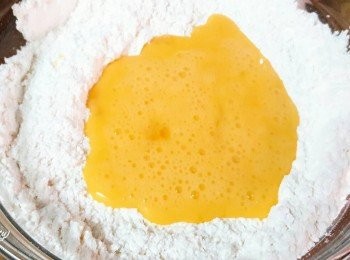 step3: 2個蛋打散後直接加入麵粉中拌勻