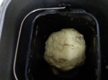 step2: 外皮材料全部加入麵包機揉至光滑(圖為麵包機搓揉中)