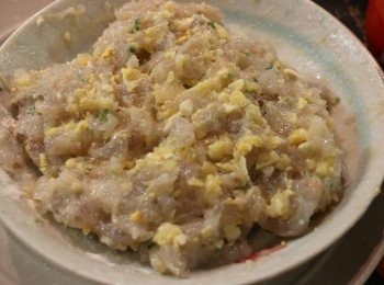 step5: 並與蔥花一起加入蝦膠中拌勻成芝士蛋蝦膠。