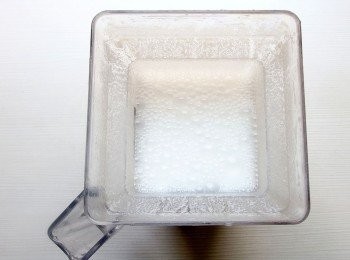 step3: 將浸泡好的杏仁及白米水倒掉後瀝乾。分次將一半的杏仁及白米和水放入果汁機裡打成杏仁漿,再用濾網過篩...過濾出的粗顆粒渣渣再倒回果汁機裡打成細緻的杏仁漿。