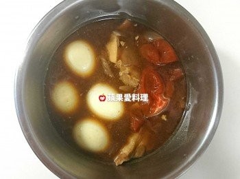 step4: 加料變出【花雕泡蛋】：燉好後，放入水煮蛋，整鍋放涼後，置入冰箱冷藏3晚，美味的花雕泡蛋就完成了。