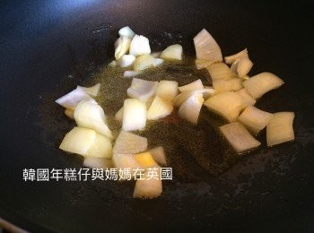 step2: 首先用細火燒熱鑊下牛油煮溶加入洋蔥炒香，