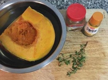 step1: 南瓜外皮用菜瓜布刷洗乾淨，去籽後泡在滾水中ㄧ下子，這樣會讓南瓜很容易切片或切塊喔！接著將南瓜切成約1-2公分厚度。