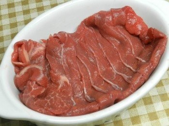 step2: 火鍋肉片可以選擇自己喜的部位，也可以選豬肉片