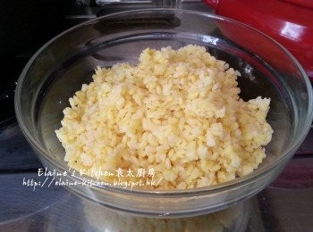 step4: 焗綠豆期間將百合撕成一片片洗淨 , 焗好的綠豆隔水盛起備用