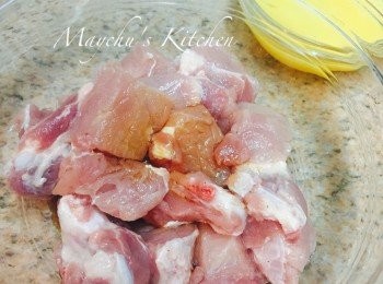 step1: 肉排洗淨切成約2cm x 2cm大小丁狀。加入<span class="group_2">醃料</span>拌勻醃最少15分鐘。