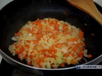 step2: 鍋中下1湯匙油燒熱，把洋蔥和紅蘿蔔炒至軟身。