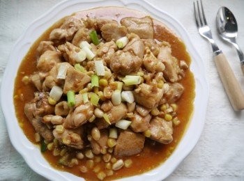 step5: *下雞丁拌炒後放<span class="group_3">調味</span>料。 *起鍋前放入花生，玉米，蔥段拌勻。 *上菜。