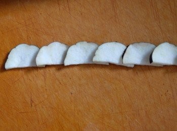 step2: 茄子洗淨去蒂，切成圓形薄片，每5片茄子做一朵花。取4片茄子切一半，成8片半圓排成一直線，每片半圓重疊少許。