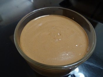 step9: 再唧入慕絲封頂,  (如需要可用毛巾墊底，  輕力"蹬"數下令慕絲表面更平滑。),