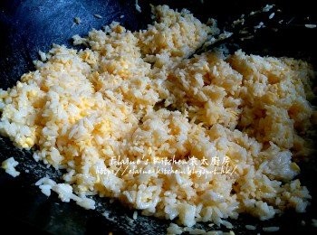 step12: 再加入餘下份量蛋液 , 拌炒至冷飯乾身