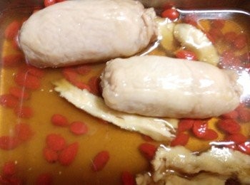 step7: 拆開鋁箔紙後泡步驟3,入冰箱冷藏12小時後，拿出切片擺盤，放入剩下枸杞點綴。