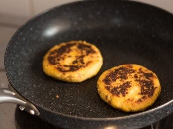 step11: 平底鑊開中慢火，加少少油，油熱放入假肉餅，2 分鐘後反面，之後煎多2 分鐘即成