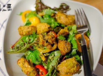 step4: 碟放上沙律菜 , 再放上豬柳 , 略拌