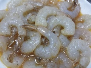 step1: 蝦仁加入<span class="group_2">醃料</span>拌勻醃15分鐘。