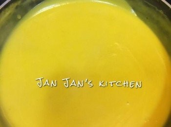 step5: 將南瓜糊再度入鍋煮熱，逐少加入椰汁攪拌，看情況滿意為止，稍稍煮熱，完成後加入西米即可享用，冷熱一樣美味。