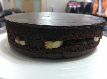 step9: 將蛋糕冷藏10分鐘再取出， 用火鎗輕消模邊 / 熱毛巾然後脫模