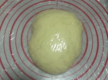 step5: 發酵完成後，把麵團排氣後，拿保鮮膜包住，醒面10分鐘。