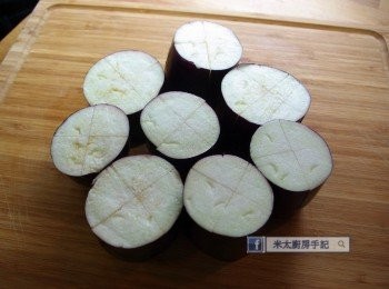 step1: 茄子去蒂，切成段，瓜肉向上，用刀在上面切"十"字(約1寸深)。