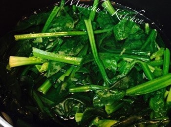 step1: 煮滾一鍋水，放入已洗淨的菠菜輕灼，變軟身立即撈起。