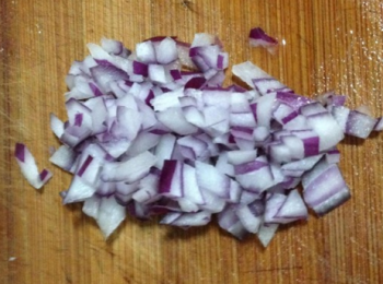 step2: 洋蔥切丁。