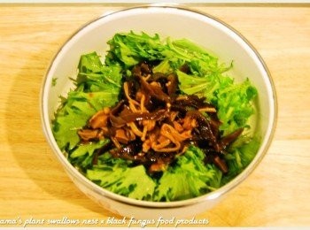 step3: 拌入青檸酸辣黑菇醬，同時並淋上些許醬汁。