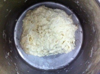 step2: 把搓好的麵團放回盆子里，用布蓋起來發酵8-10小時。是當地的溫度而定。
【由於天氣的關係我的麵團發酵了10小時】
