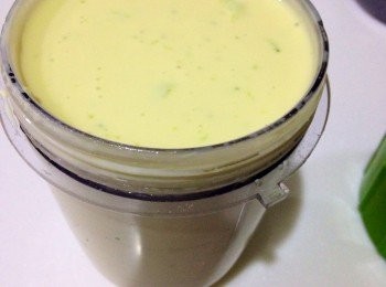 step4: 接著陸續將蛋打散陸續加入打,蛋和乳酪霜打勻後再下檸檬汁(不一定要全下)和檸檬皮攪拌均勻後即為乳酪糊。