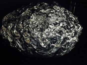 step4: 取出南瓜，如南瓜中間有水則先倒掉。將腩排連汁釀入南瓜內，用南瓜頂封好。整個南瓜用錫紙包好，入爐用160度焗10分鐘即成。