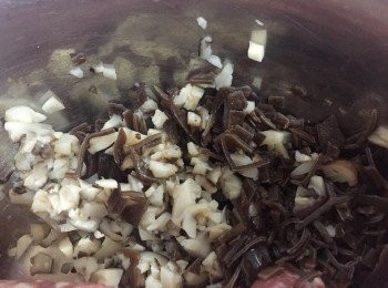step1: 木耳,冬菇浸透後,木耳切絲及冬菇切小粒