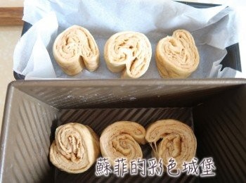 step13: 放入吐司盒中，再繼續發酵60分鐘，讓麵糰發酵至2倍大。 （請視烤模是否會沾，而放烘培紙喔！）