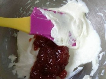 step10: 倒入士多啤梨醬拌勻成芝士果醬