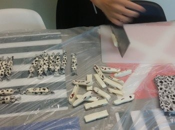 step7: 再切成小件，用糖紙包裝即成~