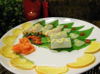 step1: <span class="group_1">材料</span>紅蘿蔔條和[盤飾<span class="group_1">材料</span>]青花菜心切成心形一起川燙.[盤飾<span class="group_1">材料</span>]A菜或青江菜燙熟泡冷水瀝乾水分.小黃瓜條和紅蘿蔔條切好備用.辣椒和柳丁切片