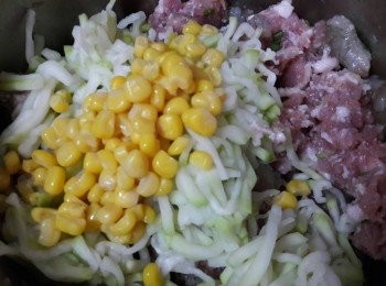 step7: 再加入已擠乾水份的胡瓜和玉米粒