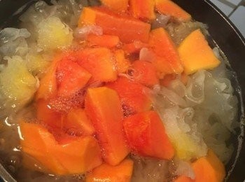 step4: 將水燒滾,加入南北杏用小火煲25分鐘,加入雪耳、木瓜及冰糖煮20分鐘，即成美味的糖水呀!