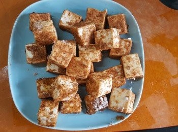 step5: 將丸子鍋加入少許油，以 MED 預熱4分鐘。