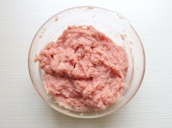 step3: 準備一雙筷子,同一方向攪拌絞肉(過程中倒一些蔥薑水,手要一直攪拌絞肉...水份吸收了才可再倒一些蔥薑水,直到絞肉產生黏性,顏色變淺),水量視絞肉的吸水性而定。經過冷藏的絞肉吸水性較高。