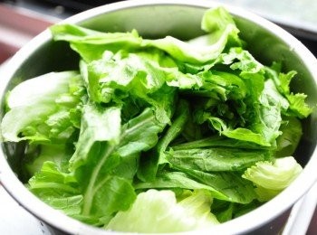 step1: 事先將長年菜沖洗後，放入鍋中先滾煮約15分鐘