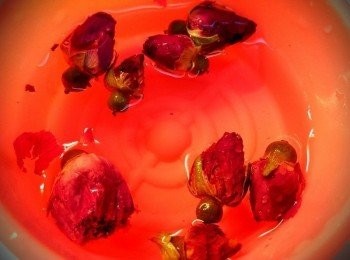 step4: 將乾玫瑰花用熱水泡開