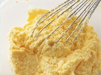 step5: 把事先準備好的蛋液分成4∼5次，逐次少量地加入，每次加入後都要充分攪拌至融合為止。