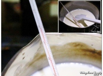 step5: 取一湯鍋放入鮮奶及砂糖以中小火加熱，使砂糖溶解 倒入全脂鮮奶攪拌均勻，將其加熱到60度C