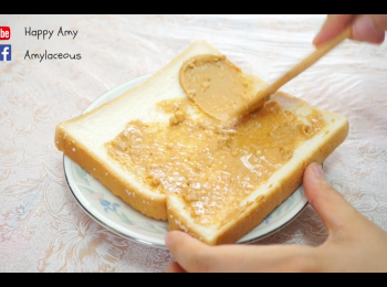 step1: 將花生醬塗抹於兩片方包上，再分別蓋上另一片方包，備用。