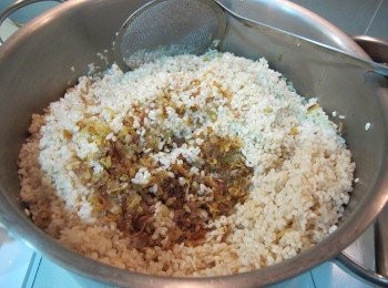 step5: 糯米放入肉汁中，翻煮5分鐘，讓糯米吸進湯汁，加入紅蔥頭酥拌勻，即可盛起備用。
