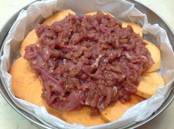 step2: 醃料：（紅糟、干貝醬油、米酒） 肉絲入醃料，擺在地瓜上面，醃料汁淋上，蒸熟
