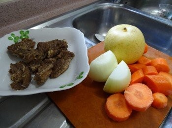 step2: 牛肋條9條（可即日按步驟1炆好, 如事前已炆好， 取出解凍即可）/ 水晶梨半個切件 / 甘筍1條切件 / 洋蔥半個切片