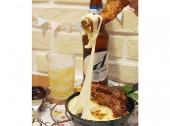 step14: 把牽絲起士捲在肋排上~~~ 這樣一起吃好香濃唷~~而且肋排好有味道!! 香香辣辣的~~再喝一口啤酒超讚^^b