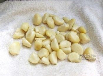 step5: 待蒜頭全涼後，用布把蒜頭上的醋印乾。